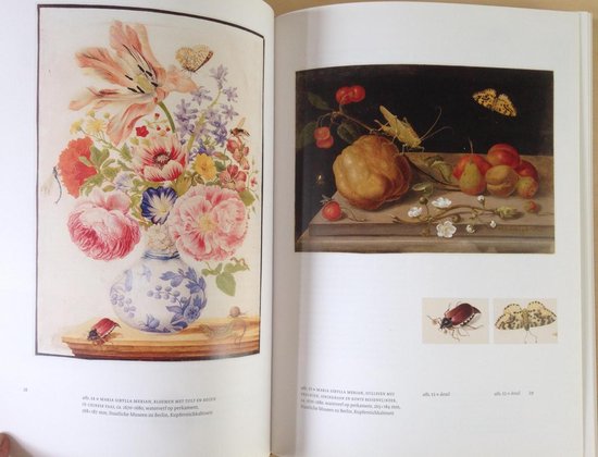 Bloemstuk met roze, oranje en paarse bloemen, een vlinder, pioenrozen, tulpen en een kever in een blauw-wit porseleinen vaas.
