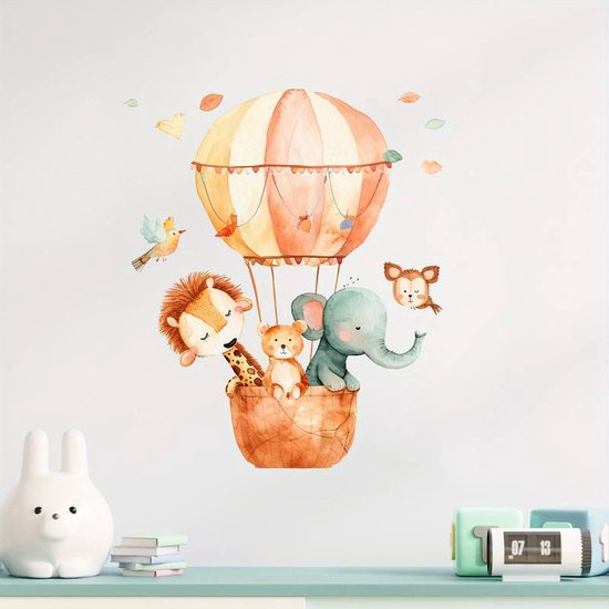 Sticker mural avec des animaux mignons dans une montgolfière : lion, éléphant, ours et girafe. Ballons orange et jaunes.