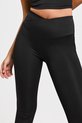 Detail van een zwarte sportlegging met v-detail in de taille.