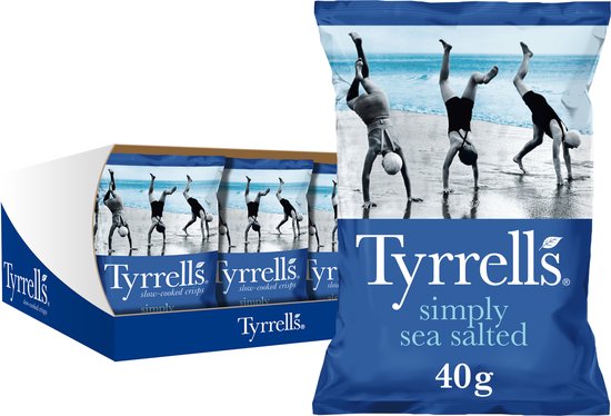 Tyrrell's Simply Sea Salted chips, 40g, in een blauwe zak met drie mensen die handstanden doen op het strand. Ook een doos met meerdere zakken.
