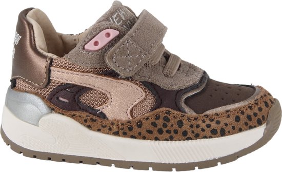 Bruine sneaker met panterprint, roze accenten en klittenbandsluiting.