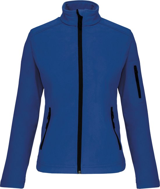Veste softshell bleu roi foncé pour femmes avec fermetures éclair noires et une poche sur la manche.