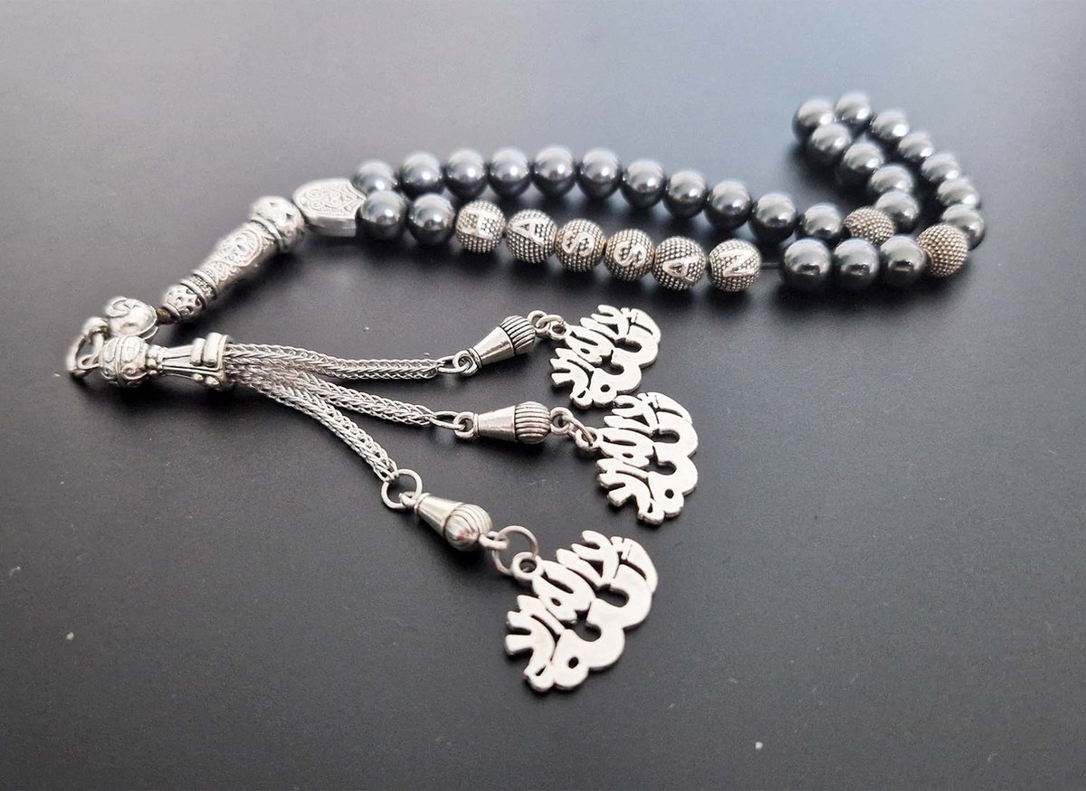 Handgemaakte naam tasbih 33 Kralen Natuursteen “Hematiet ” - met metaal tassel “La alih ala allah"- Met je naam of de naam van uw geliefde- 8 mm diameter van de korrel