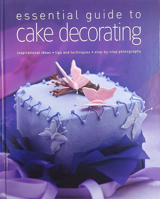 Boekomslag 'Essential Guide to Cake Decorating' met een paarse vierkante taart versierd met fondant vlinders.