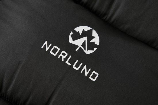 Close-up van de zwarte jas met het witte NORLUND logo.