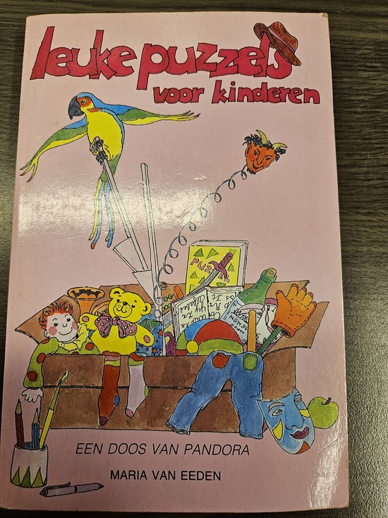 Roze kaft met de titel 'Leuke puzzels voor kinderen'. Illustratie van een papegaai, een komische pop, speelgoed en knutselspullen in een doos.