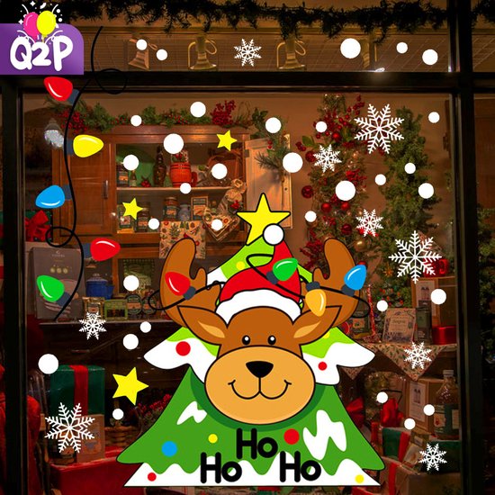 Kerstboomsticker met rendier, kerstmuts en kerstlichtjes op een raam. Sneeuwvlokken en gele sterren decoreren het raam.