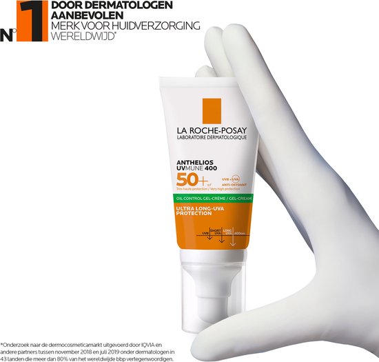 Gele handschoen houdt La Roche-Posay Anthelios UVMune 400 tube vast. Aanbevolen door dermatologen wereldwijd.