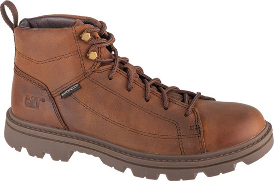 Botte Caterpillar en cuir marron avec logo 'WATERPROOF' et 'CAT', lacets et languette.