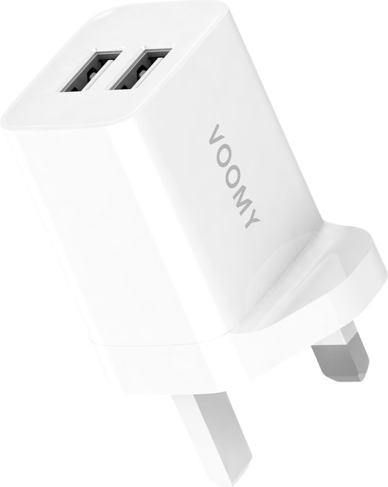 Compacte witte Voomy reisadapter met 2 USB-poorten en een type G stekker.