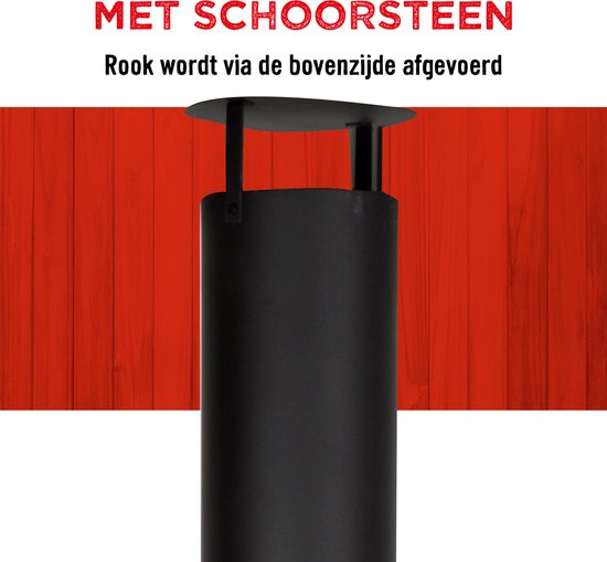 Bovenzijde van zwarte staal tuinkachel met schoorsteen voor rookafvoer.