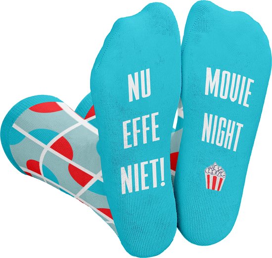 Lichtblauwe sokken met witte tekst 'NU EFFE NIET!' en 'MOVIE NIGHT' en een popcorn bakje. De boord heeft een ruitpatroon met rode en blauwe cirkels.