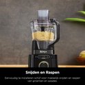 Zwarte Ninja keukenmachine met rasp in de kan, gevuld met geraspte kaas. De display toont '88'.