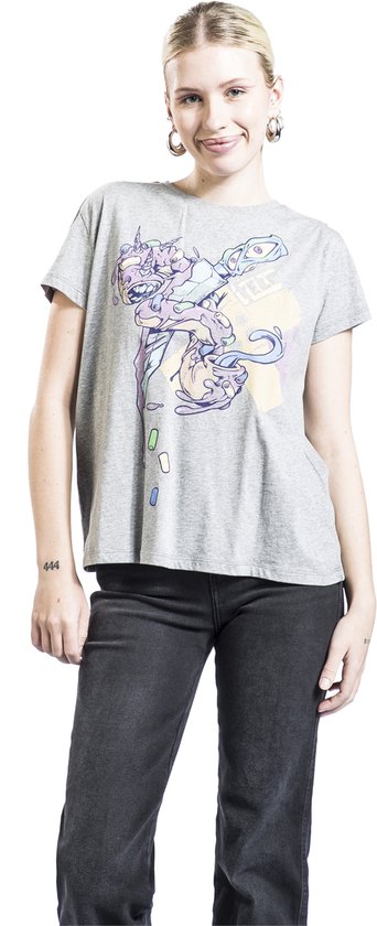 Grijs T-shirt met kleurrijke opdruk van een eenhoorn die uit een kopje drinkt. Vrouw met blonde staart en grote oorbellen.