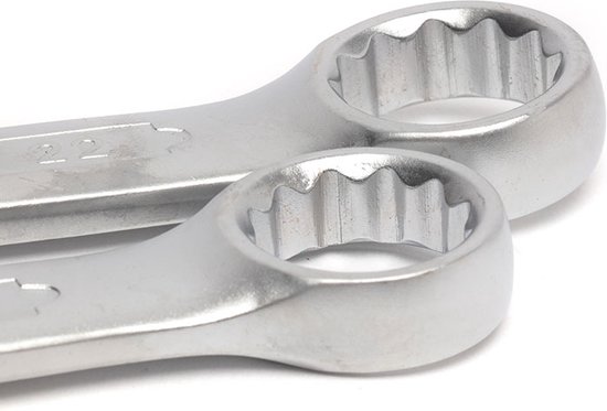 Close-up van twee zilverkleurige ring-steeksleutels met gegroefde binnenzijde.