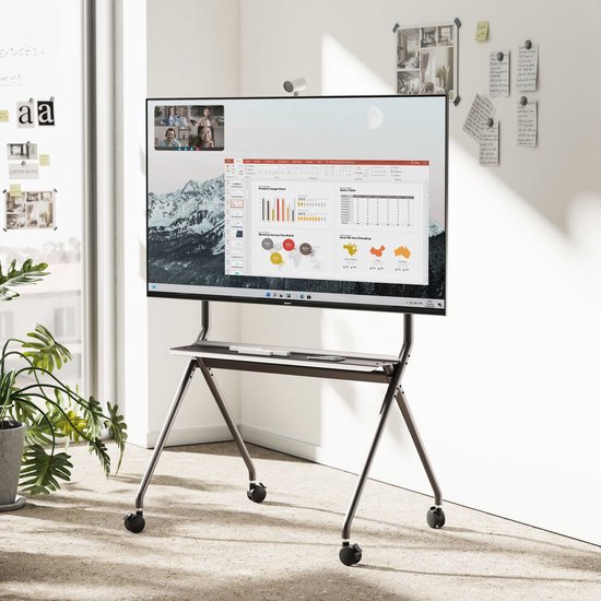 Support TV gris avec un grand écran affichant une présentation, dans un espace de bureau.