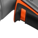 Detail van de oranje en zwarte handgreep van een grijze Gardena sproeikop.