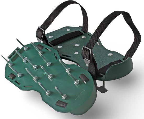 Groene gazonpriksandalen met metalen pinnen en verstelbare banden.