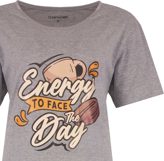 Detail van het grijze nachthemd met de tekst "Energy to face the Day" en een koffiekopje.