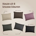 Zes gebreide kussens in verschillende kleuren: zandbeige, mokkabruin, oudroze, olijfgroen, cosy grijs en nachtzwart.