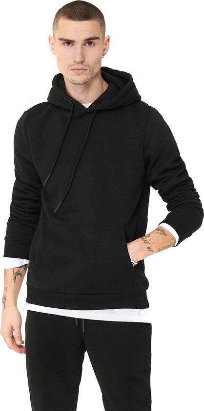 Man met tatoeages draagt een zwarte hoodie met kangoeroezak en een wit shirt eronder.