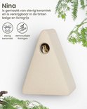 Lichtbeige driehoekig vogelhuisje met een vogel in de opening, op een witte achtergrond.