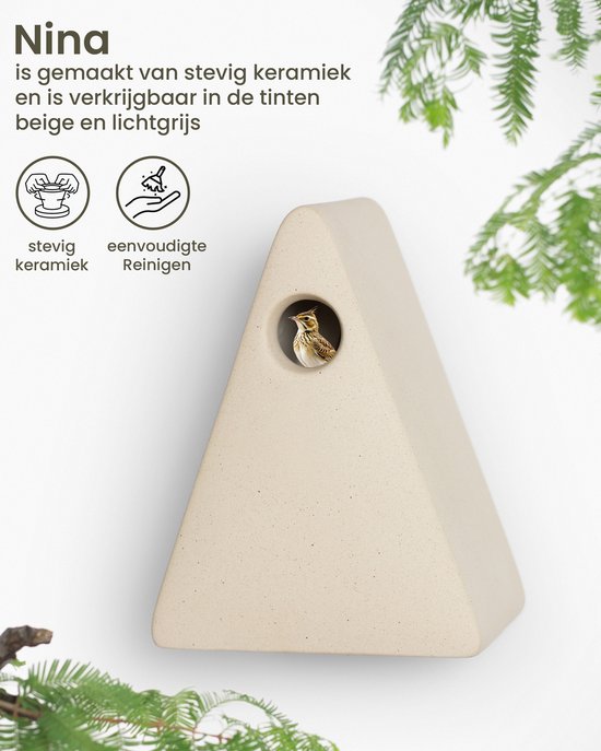 Lichtbeige driehoekig vogelhuisje met een vogel in de opening, op een witte achtergrond.