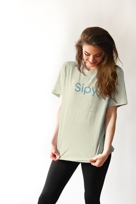 Een jonge vrouw met bruin haar, een lichtgroen T-shirt met 'Sipy' erop en zwarte legging.