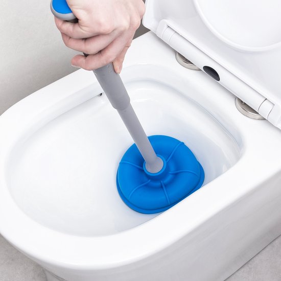 Blauwe plopper met grijze steel in een witte toiletpot.