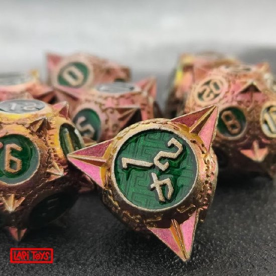 Gouden metalen dobbelsteen met roze accenten en groen cijfer 24.