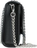 Zijkant van een zwarte crossbodytas met zilverkleurige schakelketting en details.