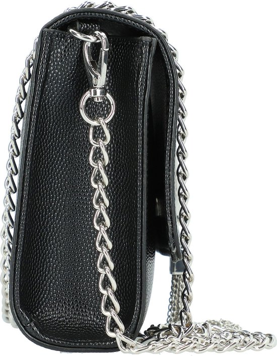 Zijkant van een zwarte crossbodytas met zilverkleurige schakelketting en details.