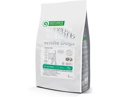 NATURE'S PROTECTION SUPERIOR CARE droog graanvrij dierenvoer met insecten voor honden van alle groottes en levensfasen met een witte vacht 4kg.