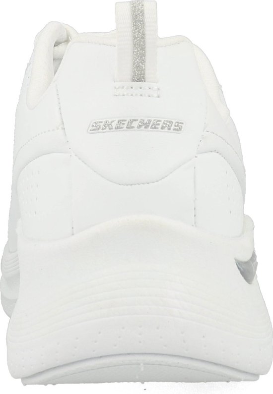 Achterkant van een witte damessneaker met zilverkleurige details en 'SKECHERS'-logo.