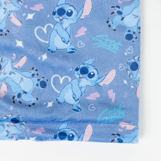 Detail van de winterset: sjaal met blauwe Stitch print en hartjes.