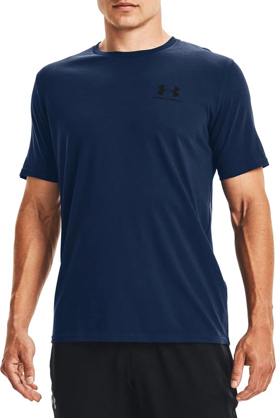 Donkerblauw sportshirt van Under Armour met zwart logo op de borst, gedragen door een man.