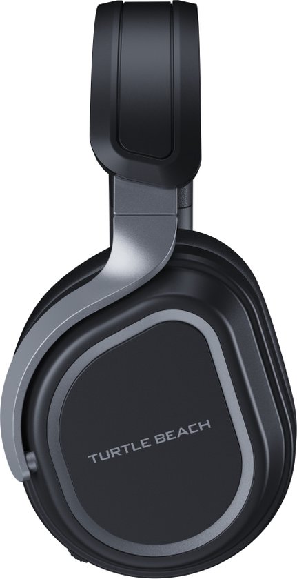 Zwarte Turtle Beach gaming headset, zijaanzicht met logo "Turtle Beach" op de oorschelp, op zwarte achtergrond.
