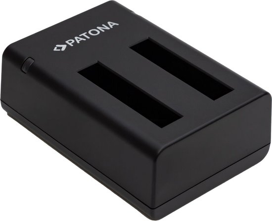 Zwarte Patona LB-015 dual USB lader met twee sleuven voor batterijen, staand gefotografeerd.