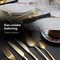 Gouden bestekset met een mes, vork en lepels op een gedekte tafel en op een zwarte achtergrond.
