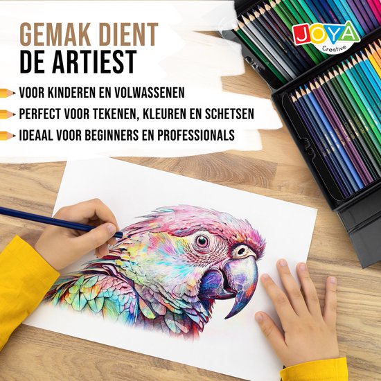 Kinderhand kleurt een kleurrijke papegaai met een blauwe potlood, naast een set van 72 Joya Creative kleurpotloden.