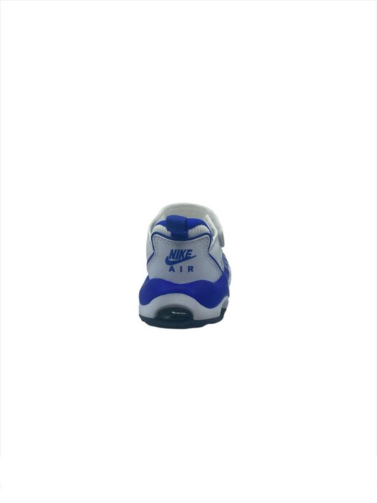Witte en blauwe Nike Air sneakers met klittenbandsluiting, achterkant.