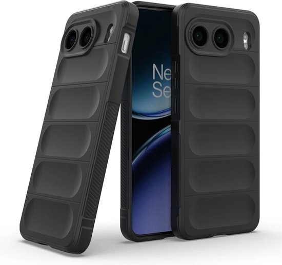 Twee zwarte telefoonhoezen in een open display, één op een telefoon met 'Never Settle' logo. Hoesjes hebben horizontale ribbels.