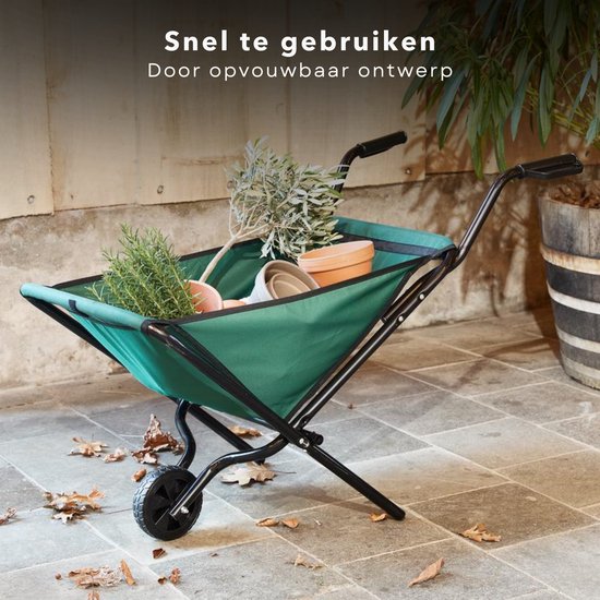 Groene kruiwagen met planten en potten, staand op een betegeld terras.