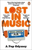 Boek 'Lost in Music' met oranje tekst, een koptelefoon en een cassettebandje met 'Giles Smith'.