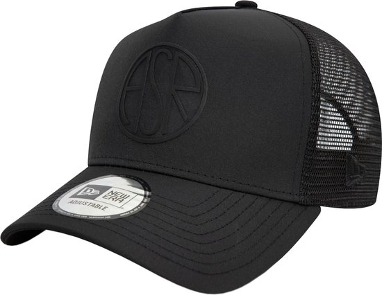 Zwarte New Era trucker cap, schuin van voren gezien, met reliëf AS Roma logo en mesh.