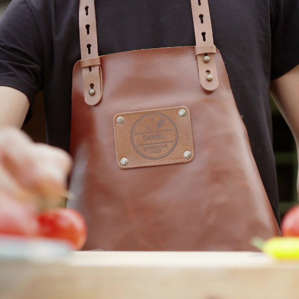 your surprise Gepersonaliseerd leren schort voor grillen - voor mannen en vrouwen personaliseerbaar als cadeau voor grill- en kookliefhebbers, Gerecycled leer - bruin, 87 x 55,5 cm