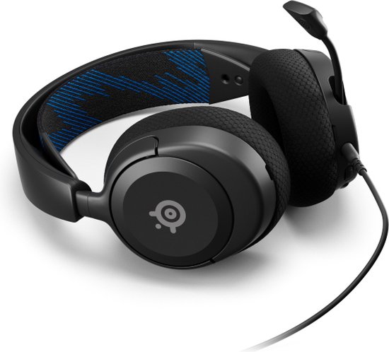 Zwarte gaming headset met blauw gestippelde hoofdband, een SteelSeries logo op de oorschelp en een oprolbare microfoon.