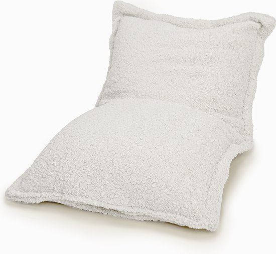 Een zacht, ecrukleurig teddy zitkussen dat is opgevouwen.
