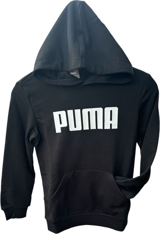 Zwarte Puma hoodie met witte PUMA-logo op de voorkant en een kangoeroezak.