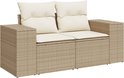 Beige rotan 2-zits bank met crème kussens en opbergruimte onder de zitting.